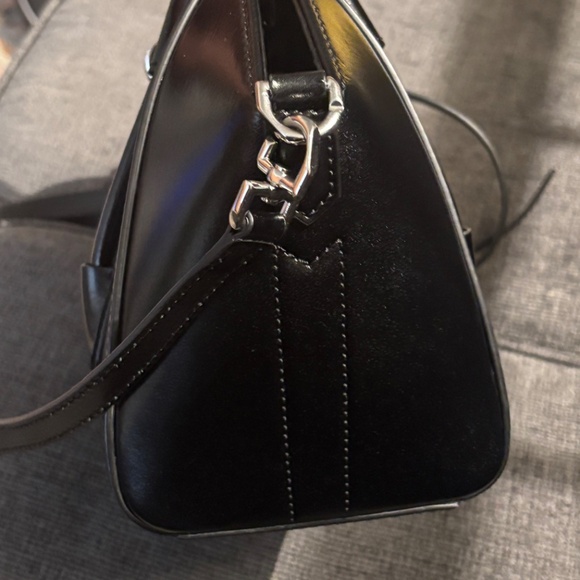 Givenchy Antigona Lock Toy Top Handle bag in Leather - Picture 6 of 7
